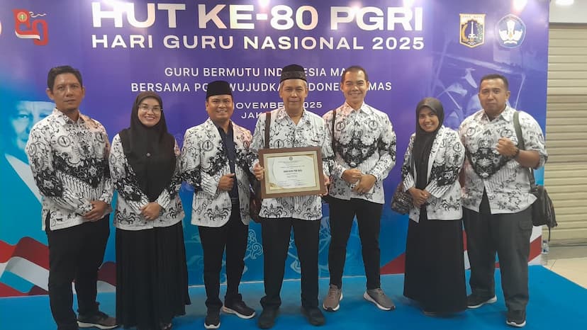 Rektor Universitas PGRI Delta Terima Anugerah PT Berprestasi Bidang Kerjasama pada HUT PGRI ke-80 di Jakarta cover